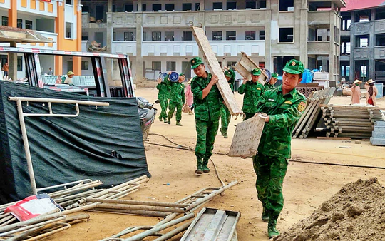 Cán bộ, chiến sĩ Đồn Biên phòng Tả Gia Khâu tham gia hoàn thiện trường nội trú biên giới Pha Long