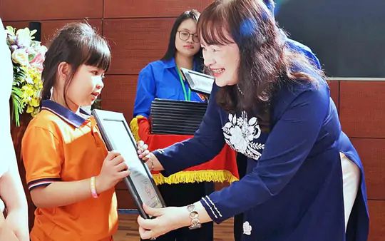 "Khát vọng cống hiến" thắp sáng tinh thần "Học không bao giờ cùng" của khuyến học Thủ đô