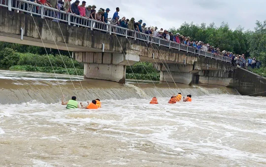 Lũ cuốn trôi cầu tạm, nhiều nhà dân ở Nghệ An bị cô lập, 1 người đuối nước