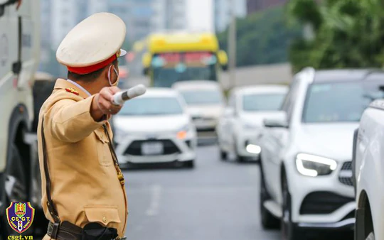 Cảnh sát giao thông lưu ý về khoảng cách an toàn trên cao tốc