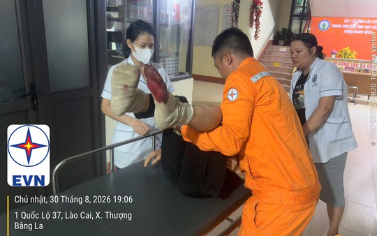 Nhân viên Điện lực Lào Cai kịp thời hỗ trợ 3 người gặp nạn trên quốc lộ 32
