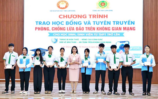 Hội Khuyến học Lâm Đồng trao học bổng và phối hợp tuyên truyền phòng chống lừa đảo trên không gian mạng