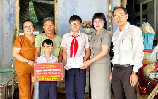 Khuyến học Nam Nha Trang trao 180 triệu đồng học bổng "Trao cơ hội - Viết tương lai" cho học sinh, sinh viên