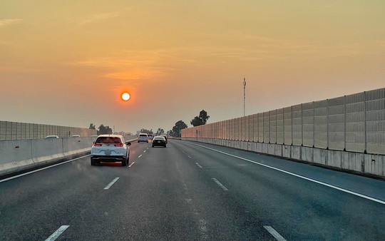 Xử phạt ô tô không giữ khoảng cách trên cao tốc cần có lộ trình kết hợp tuyên truyền