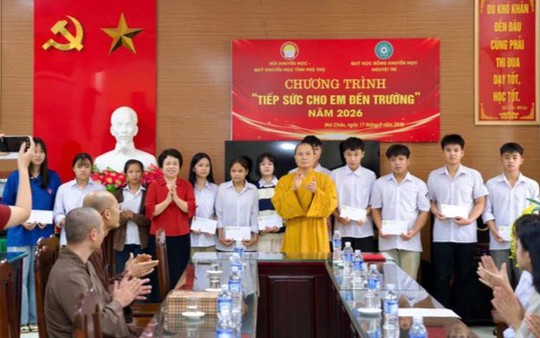 Trao 82 suất học bổng khuyến học "Tiếp sức cho em đến trường" tại Phú Thọ