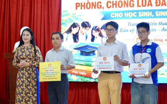 Hội Khuyến học Lâm Đồng phối hợp trao 83 suất học bổng, tuyên truyền an ninh mạng cho học sinh