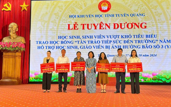 Hội Khuyến học tỉnh Tuyên Quang tuyên dương và trao học bổng "Tân Trào tiếp sức đến trường"