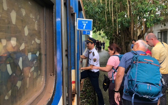 Đường sắt tạm dừng nhiều chuyến tàu do ảnh hưởng bão, phục vụ miễn phí hàng nghìn suất ăn cho khách