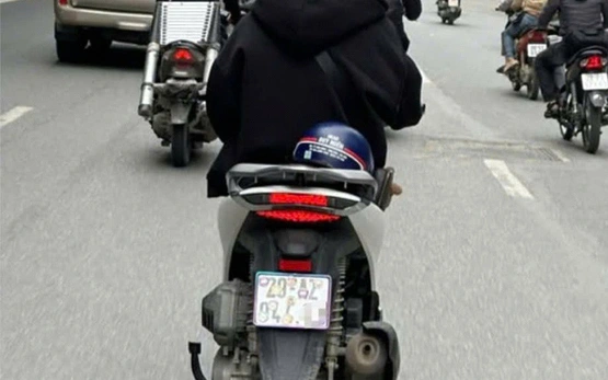 "Siết" xử phạt tài xế che biển số, dùng điện thoại khi lái xe