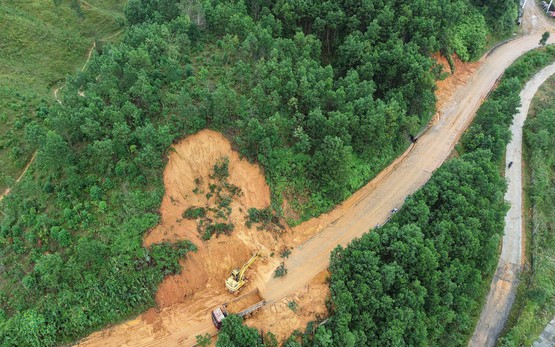 Hiện còn khoảng 50 vị trí bị tắc đường do mưa lũ đặc biệt lớn tại khu vực Trung Bộ