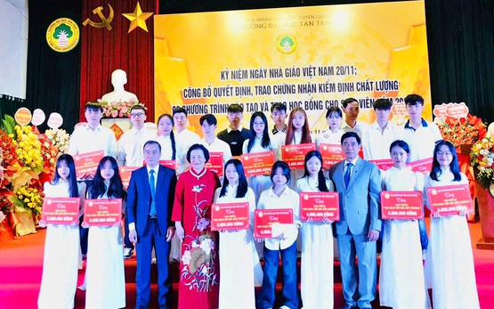 Hội Khuyến học Tuyên Quang trao 40 suất học bổng "Tân Trào tiếp sức đến trường" cho tân sinh viên vượt khó, đỗ đại học 