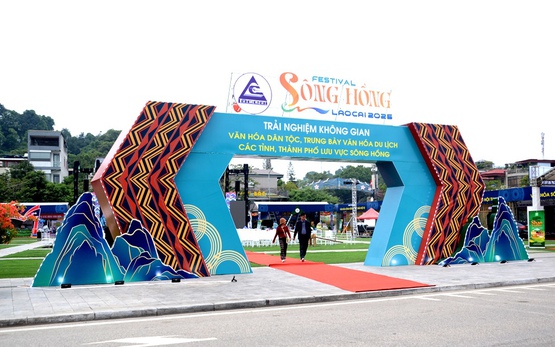 Học sinh Lào Cai thích thú trải nghiệm không gian văn hóa sông Hồng