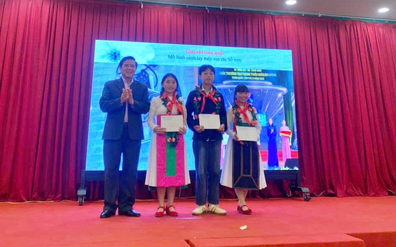 Hội Khuyến học Tuyên Quang trao thưởng học sinh đạt giải Cuộc thi Sáng tạo thanh thiếu niên, nhi đồng toàn quốc năm 2025