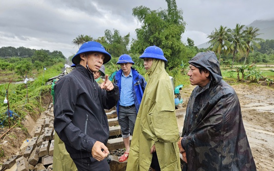 Hàng loạt điểm sạt lở, ngành đường sắt dồn lực thông tuyến