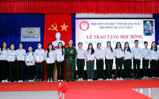 Học bổng Khuyến tài Phạm Văn Đồng đồng hành cùng sinh viên Quảng Ngãi