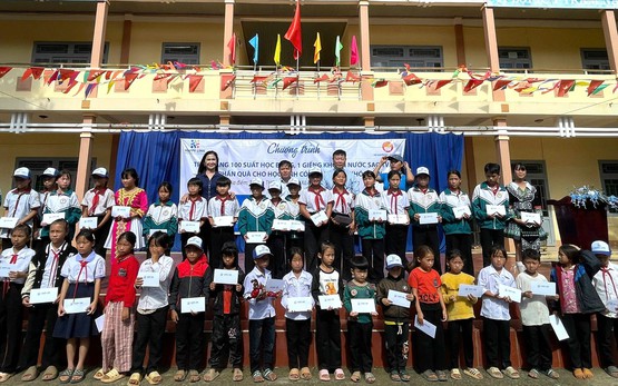 Hơn 400 triệu học bổng, phần quà tiếp sức học sinh Lâm Đồng đến trường