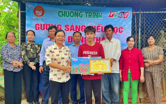 Đồng Tháp trao truc tiep bong da vebo bổng Gương sáng hiếu truc tiep bong da vebo cho sinh viên Nguyễn Hoàng Phi Hải