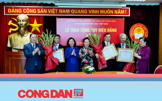 GS.TS Nguyễn Thị Doan và 3 cán bộ lãnh đạo Hội Khuyến học Việt Nam nhận Huy hiệu Đảng
