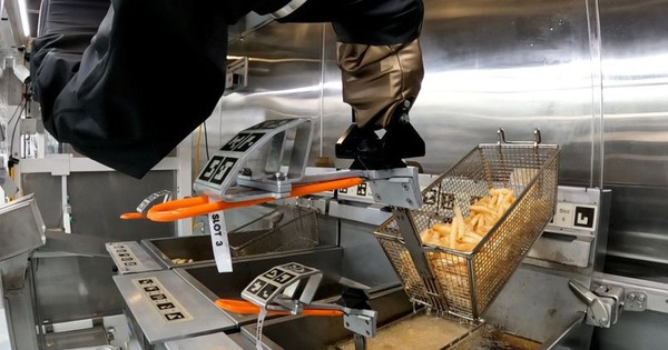 Robot chiên khoai tây phục vụ đồ ăn nhanh tại nhiều chuỗi nhà hàng ở Mỹ