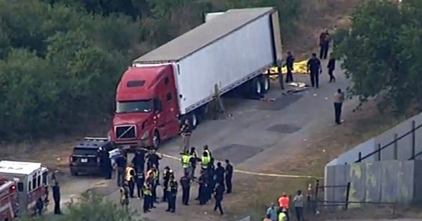 Truyền thông Mỹ đưa tin sáng 28/6 (theo giờ Việt Nam), ít nhất 40 người được tìm thấy trong tình trạng đã thiệt mạng bên trong chiếc xe tải đầu kéo 18 bánh ở San Antonio, bang Texas (Mỹ), gần biên giới với Mexico.